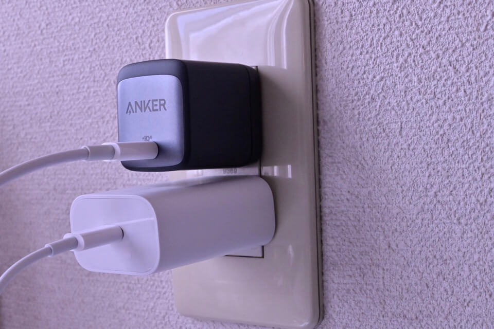 Anker Nano II 45W PD対応PPS対応とBelkin充電器 25WPD対応 BOOST↑CHARGE WCA004dqWH を実際にコンセントへ挿した時の大きさ比較