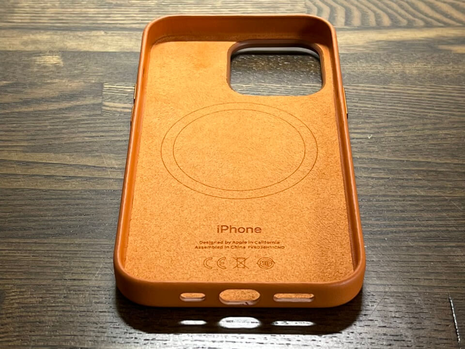 Apple純正 iPhone13 pro用のレザーケース ゴールデンブラウン背面