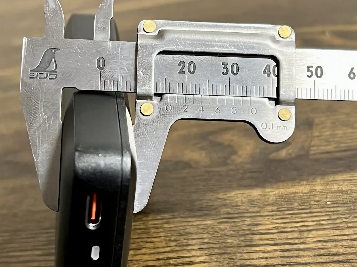 MATECH Sonicgarge Flat 65Wの特徴である本体の厚みを測る