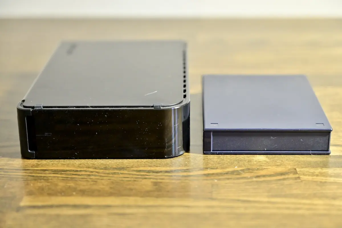 I-O DATA アイオデーター HDPL-UTA2Kとバッファロー HD-LB2.0TU2の大きさ比較（縦正面）
